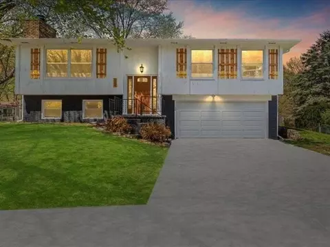32 Gleason Dr, Iowacity, IA 52245