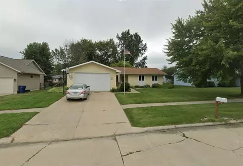 203 Sunrise Dr, Tipton, IA 52772