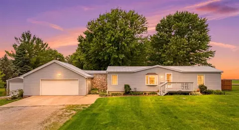 1688 Sweetland Acres Ln, Muscatine, IA 52761