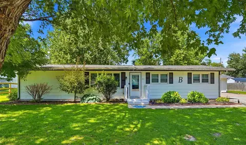 211 E Meadow Ln, Columbus Junction, IA 52738