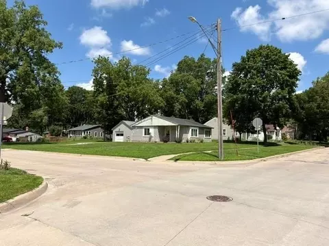 627 3rd Ave, Iowacity, IA 52240