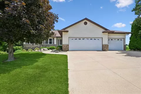 452 Sunset Dr, Fairfax, IA 52228