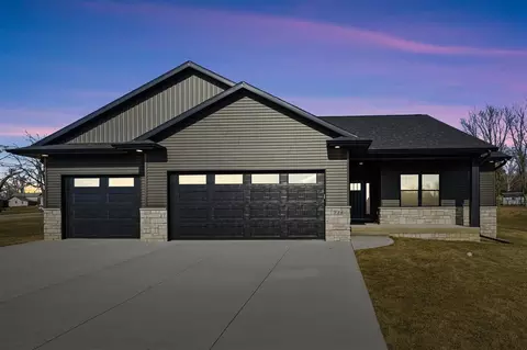 718 Pointer Cir, Center Point, IA 52213
