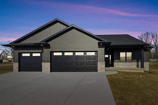718 Pointer Cir, Center Point, IA 52213