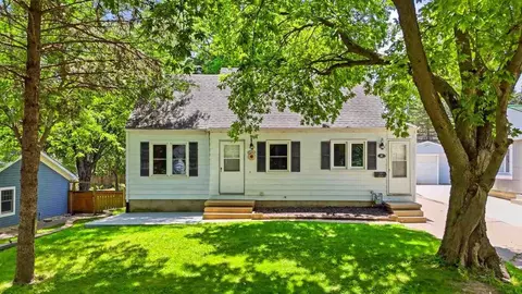 27 Prospect Pl, Iowa City, IA 52246