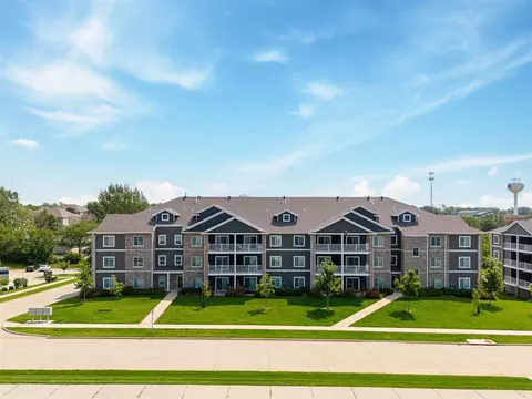 2863 Spring Rose Cir, Coralville, IA 52241