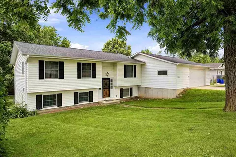 1356 Main St, Center Point, IA 52213