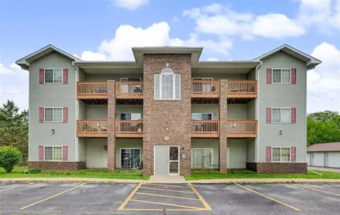 80 Circle Dr, North Liberty, IA 52317