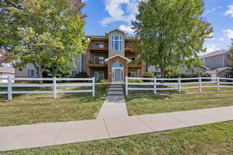 2743 Triple Crown Ln, Iowa City, IA 52240