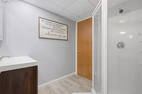 Bath - 302 E 2nd St, Washington, IA 52353 photo 3 of 4