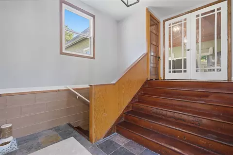 Entry Way - 302 E 2nd St, Washington, IA 52353 photo 5 of 6