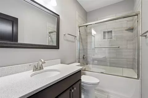 Bath - 3065 Ridgeview Dr, Ely, IA 52227 photo 3 of 5