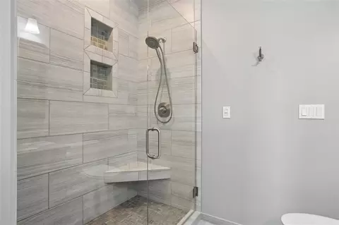Bath - 3065 Ridgeview Dr, Ely, IA 52227 photo 2 of 5