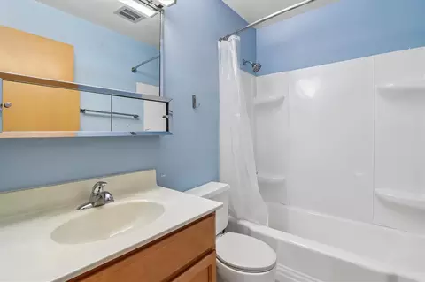 Bath - 809 18th Ave SW, Cedar Rapids, IA 52404 photo 2 of 3