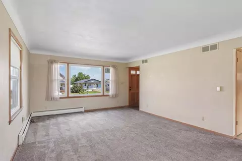 Living - 809 18th Ave SW, Cedar Rapids, IA 52404 photo 3 of 5