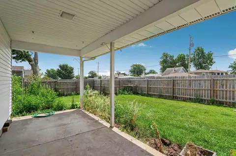 Exterior - 809 18th Ave SW, Cedar Rapids, IA 52404 photo 3 of 4