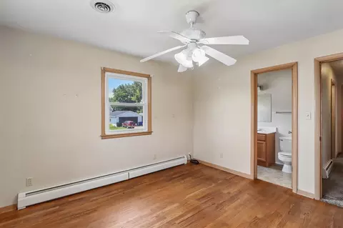 Bedroom - 809 18th Ave SW, Cedar Rapids, IA 52404 photo 4 of 11