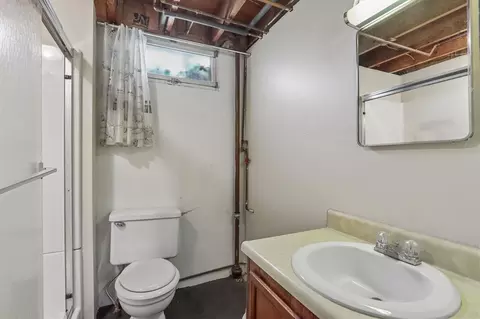 Bath - 809 18th Ave SW, Cedar Rapids, IA 52404 photo 3 of 3