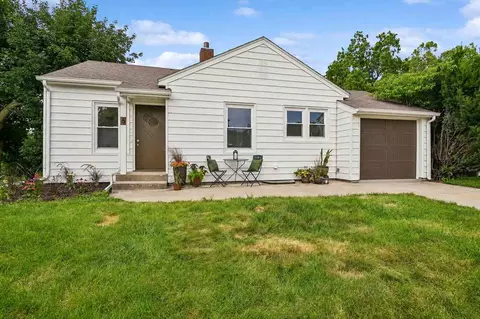 6 Kirkwood Cir, Iowa City, IA 52240