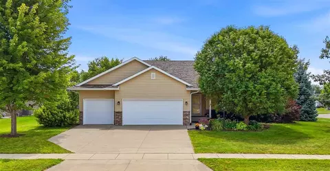 605 Penn Ridge Dr, North Liberty, IA 52317