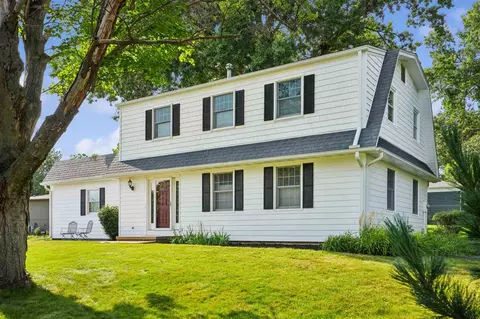 2 Bedford Ct, Iowa City, IA 52240