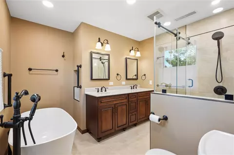 2 Bedford Ct, Iowa City, IA 52240