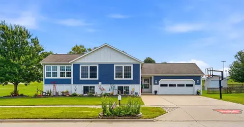 801 Hampton Dr, Williamsburg, IA 52361