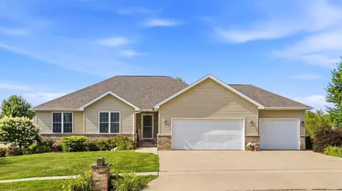 1449 Ridgeview Ct, Washington, IA 52353