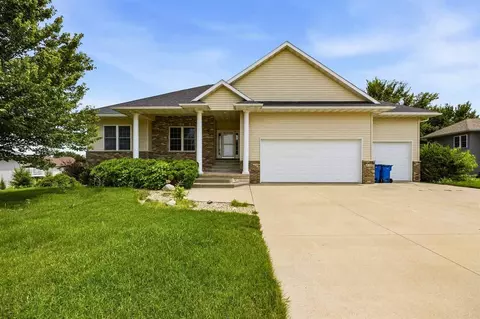 426 Prairie View Dr, Fairfax, IA 52228