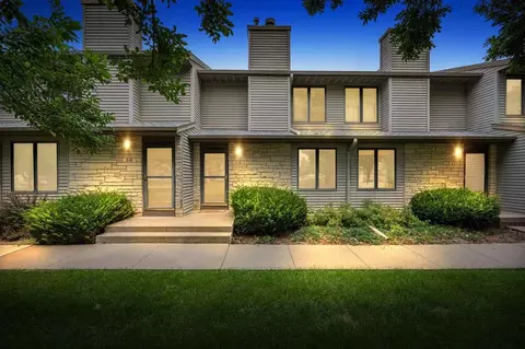 218 W Side Dr, Iowacity, IA 52246