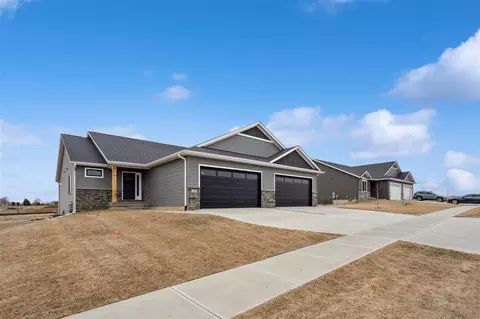 827 Prairie View Dr, West Branch, IA 52358
