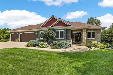 1356 NE Lakewoods Ct, Swisher, IA 52338
