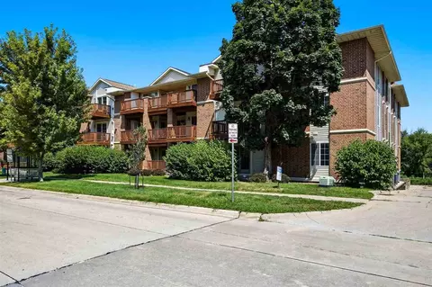 450 W Side Dr, Iowacity, IA 52246