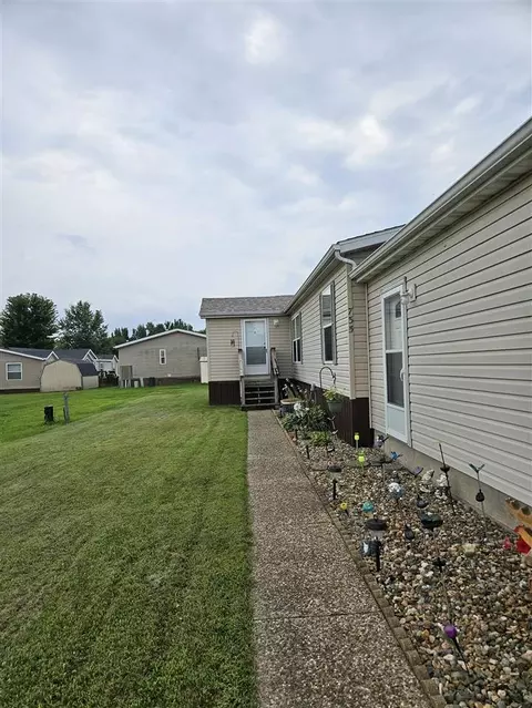 735 Bay Ridge Dr, Iowacity, IA 52240