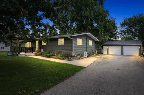 148 Delhi Rd, Manchester, IA 52057
