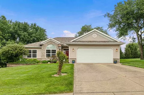 1611 Pine Ridge Ct, Coralville, IA 52241