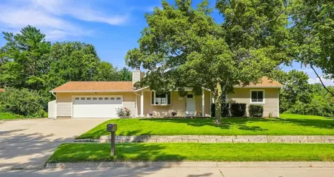 1498 Valley View Dr, Coralville, IA 52241