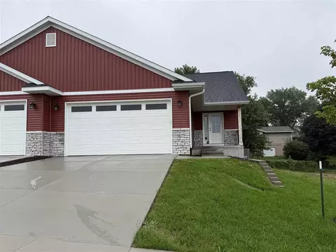 817 Prairie View Dr, West Branch, IA 52358