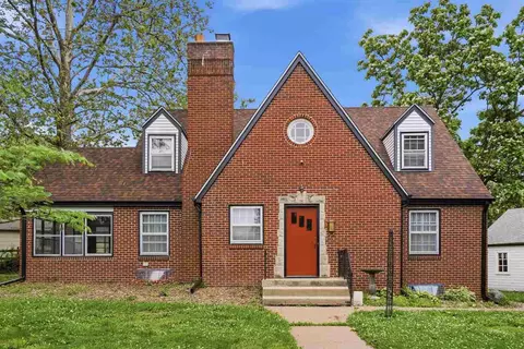 1119 Hyde Dr, Des Moines, IA 50315