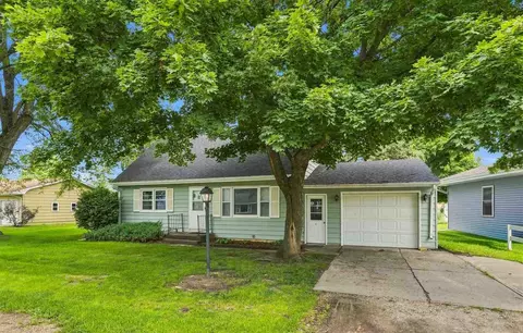 107 Midway Dr, Columbus Junction, IA 52738