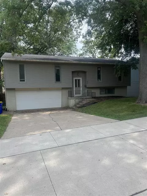 52 Olive Ct, Iowa City, IA 52246