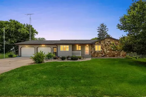 200 Schnoebelen St, Riverside, IA 52327