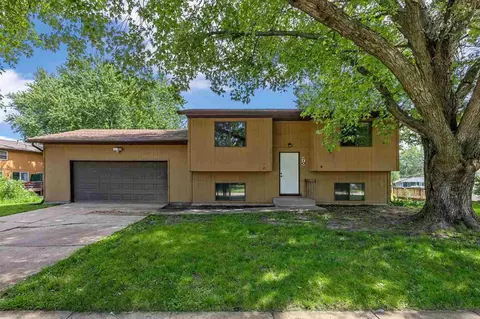70 Heritage Dr, North Liberty, IA 52317