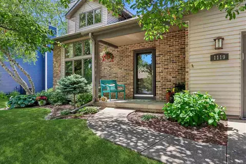 1119 Deerfield Dr, Iowa City, IA 52246