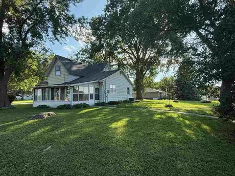 708 E Pleasant Valley St, Sigourney, IA 52591