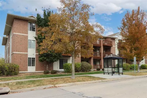 458 W Side Dr, Iowacity, IA 52246