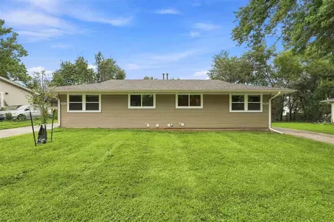 1911 Taylor Dr, Iowa City, IA 52240