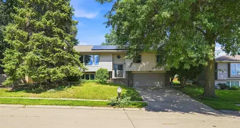 22 Wrexham Dr, Iowa City, IA 52246
