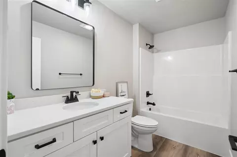 Bath - 808 Crestview Dr, Solon, IA 52333 photo 2 of 5