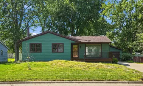 905 Paradise Dr, Washington, IA 52353